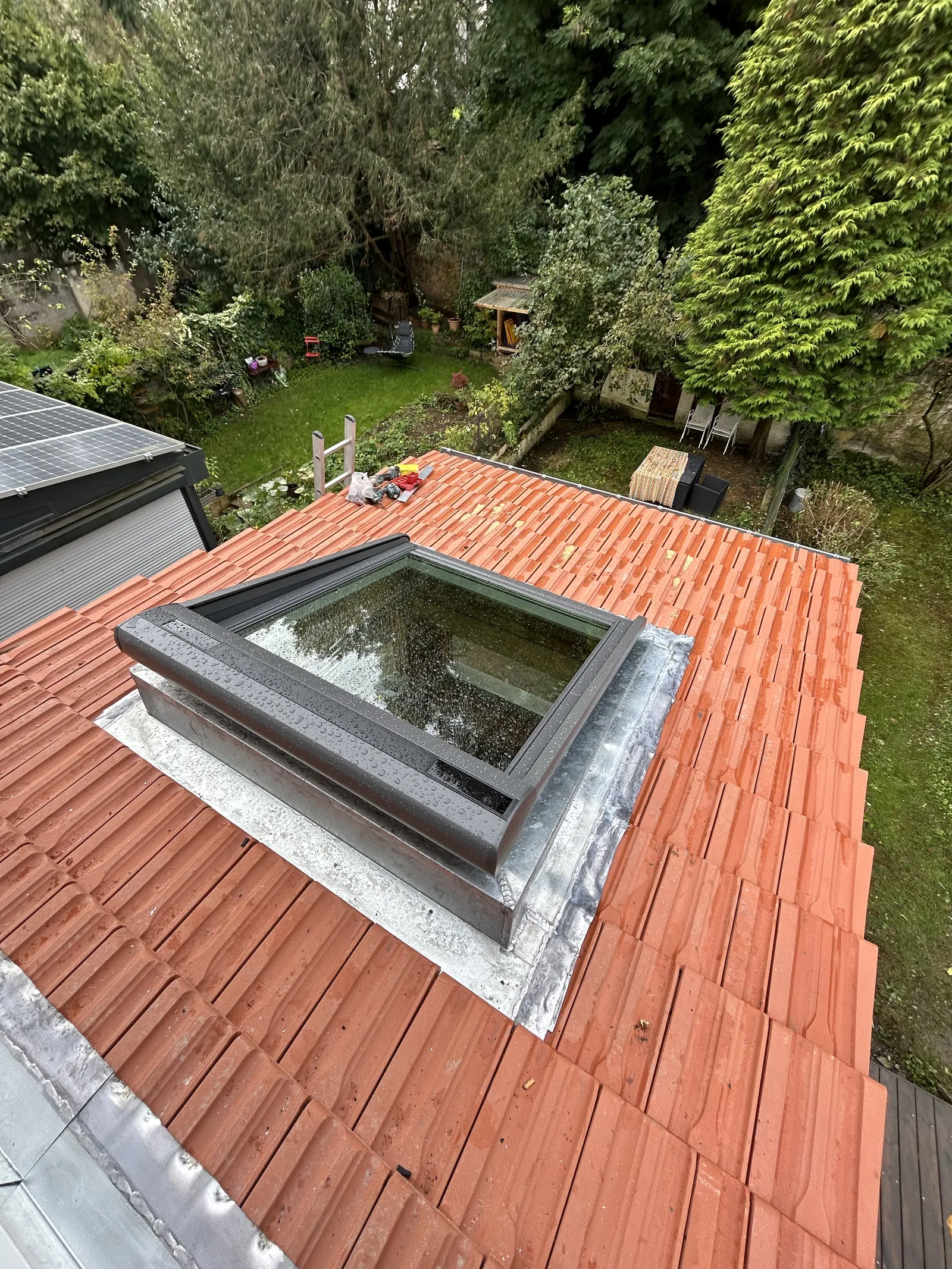 Fenêtre de toit Velux posée sur toiture en tuile